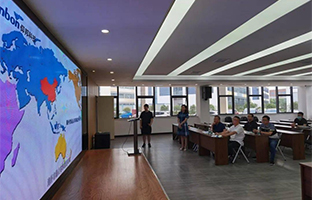 集萃（昆山）工业升级增进中心携电子科技大学专家赴888集团光电开展产学研对接